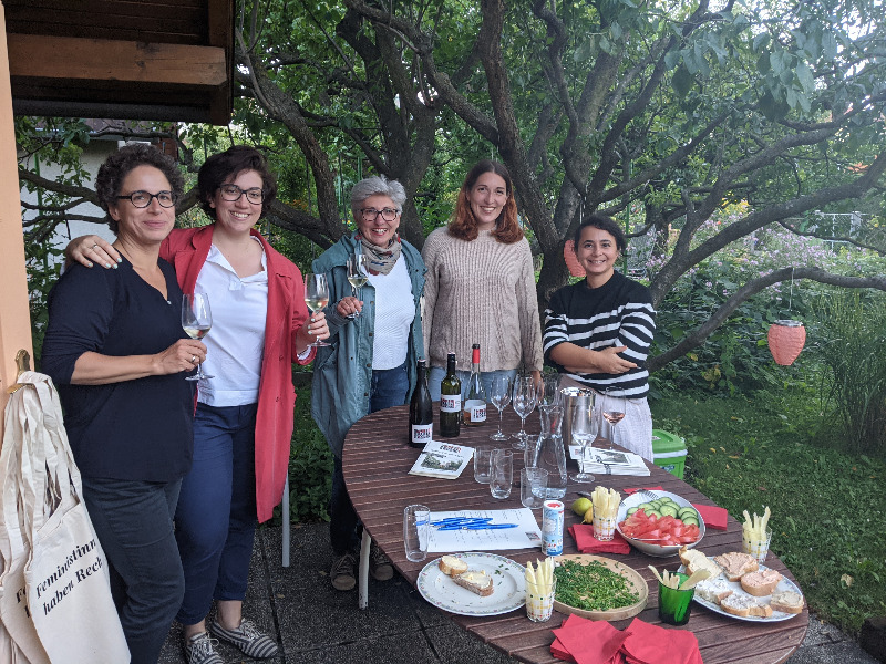 DIE JURISTINNEN und die Winzerinnen vom Weingut Faber-Köchl bei der Weinverkostung