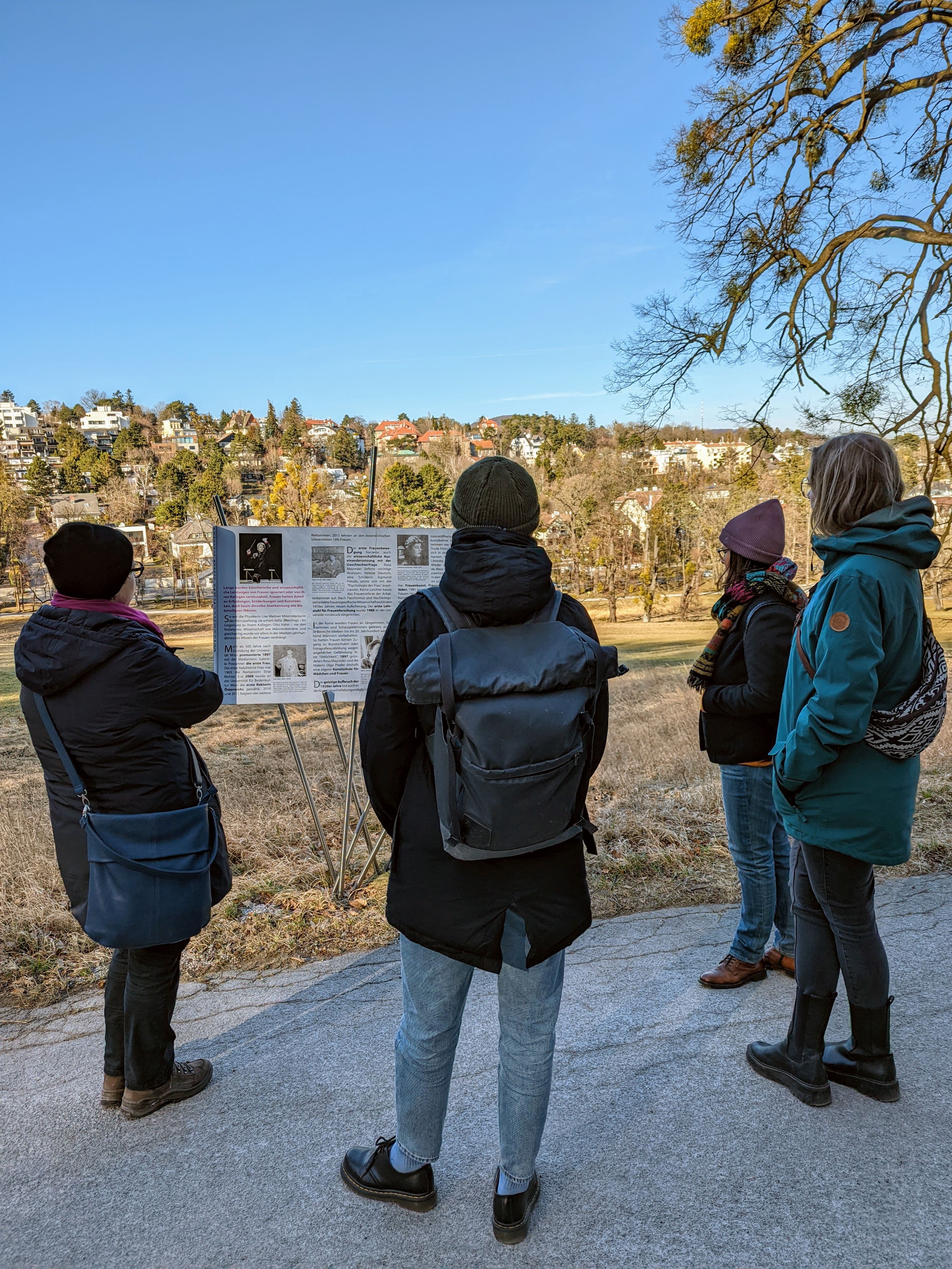 Das Bild zeigt Mitglieder des Vereins am Währinger Frauenweg, wie sie eine Infotafel lesen