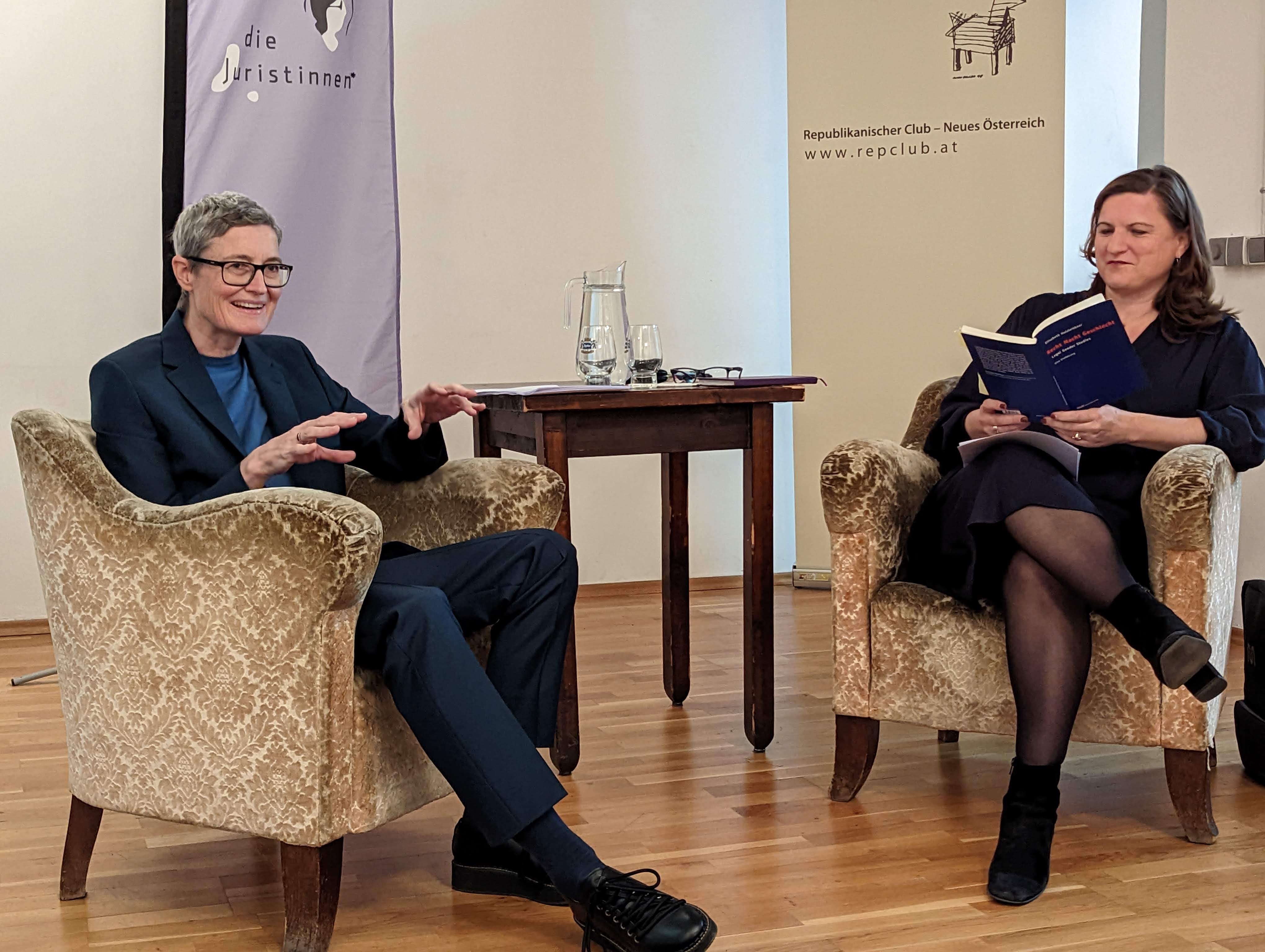 Elisabeth Holzleithner im Gespräch mit Sandra Konstatzky